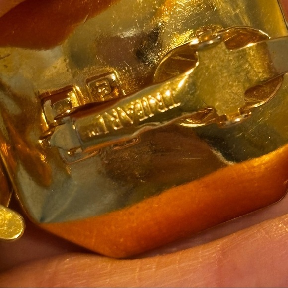 TRIFARI
EMERALD & CUSHION CUT bracelet and clip on earring set Rare - Picture 9 of 12